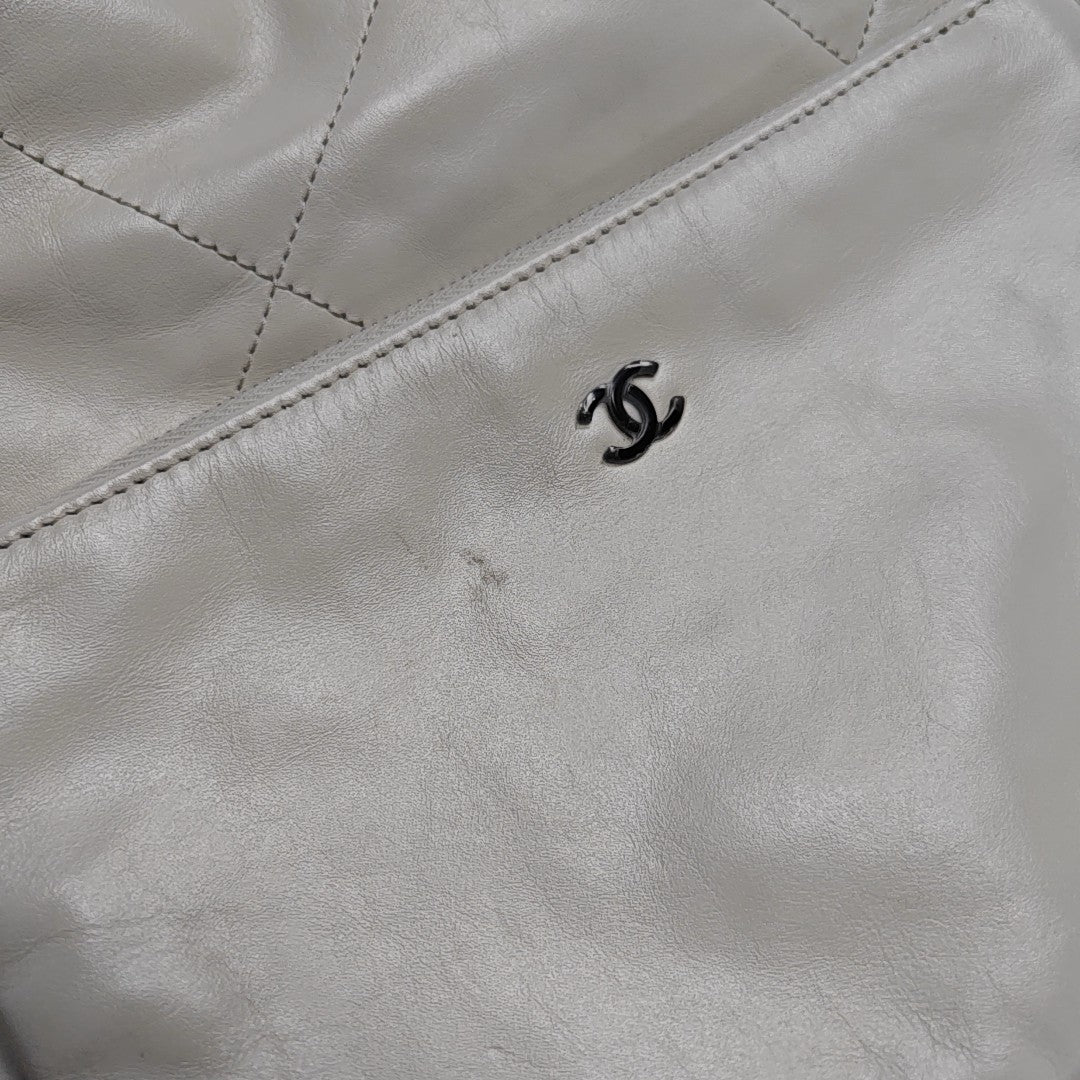 CHANEL 22 Small Quilted Calfskin White