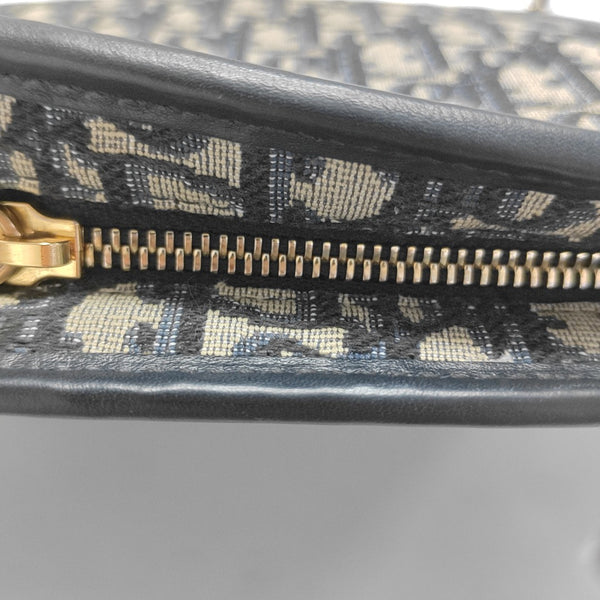 Authenticated pre-owned  30 Montaigne East-West Oblique Canvas Blue - Clutch at Looply