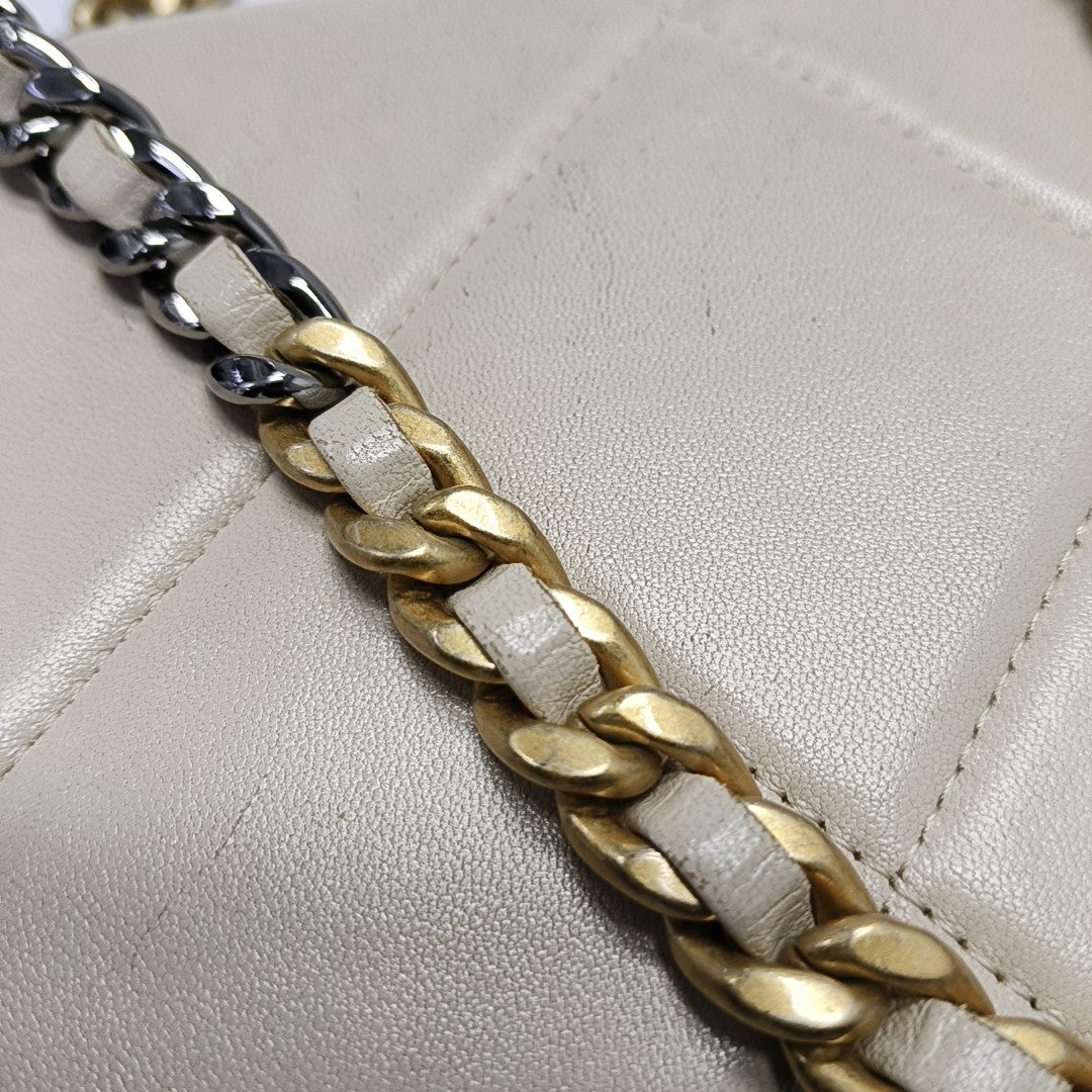 CHANEL 19 WOC Piel de cordero acolchada beige