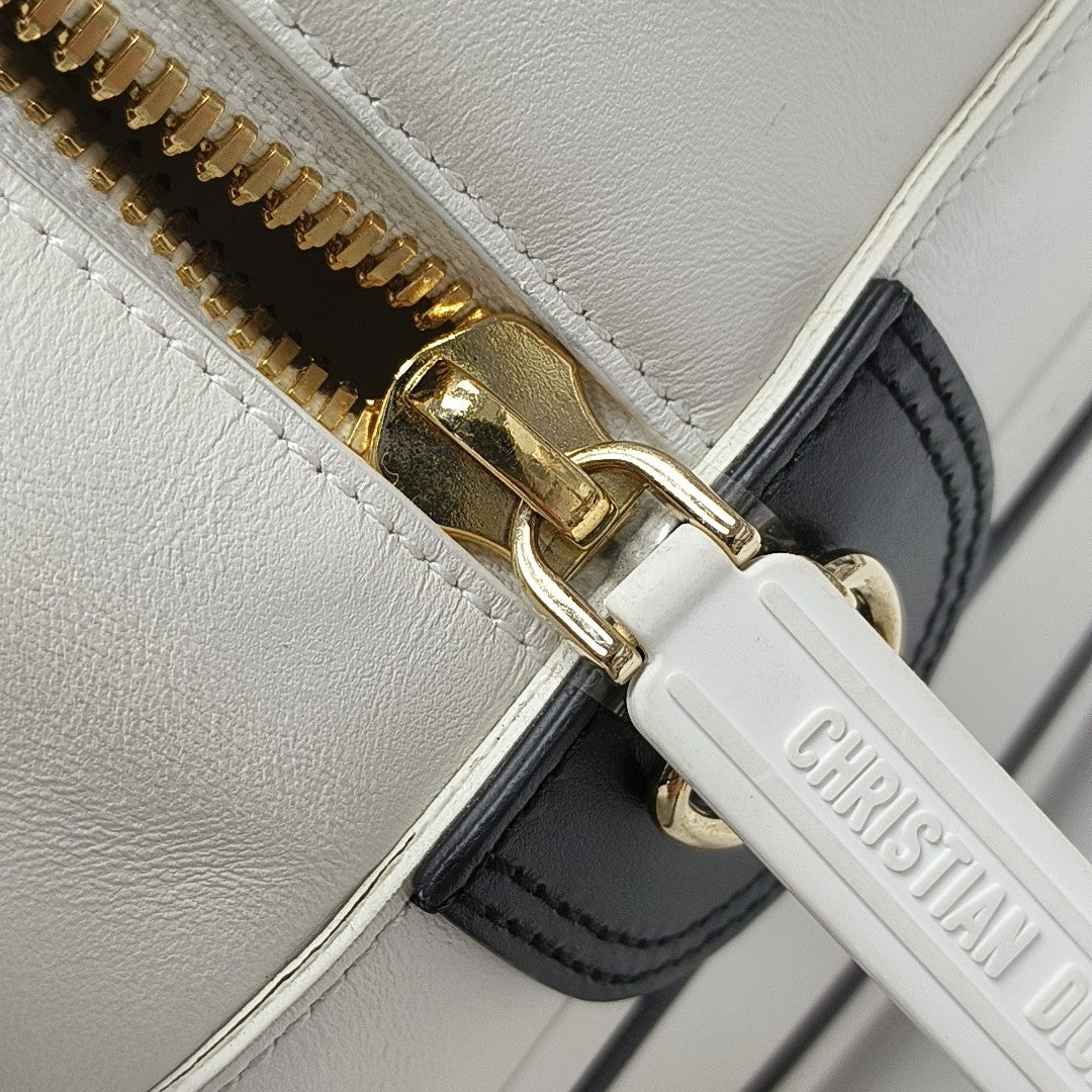 Vibe Medium Calfskin White