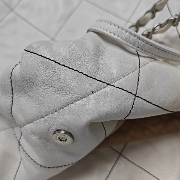 CHANEL 22 Medium Quilted Calfskin White