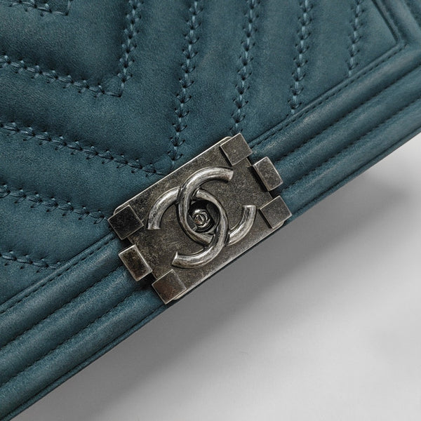 BOY CHANEL Medium Chevron Suede Blue