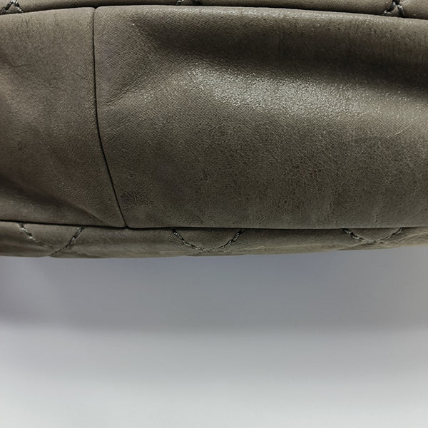 Bolso de Hombro Acolchado de Piel de Becerro Gris