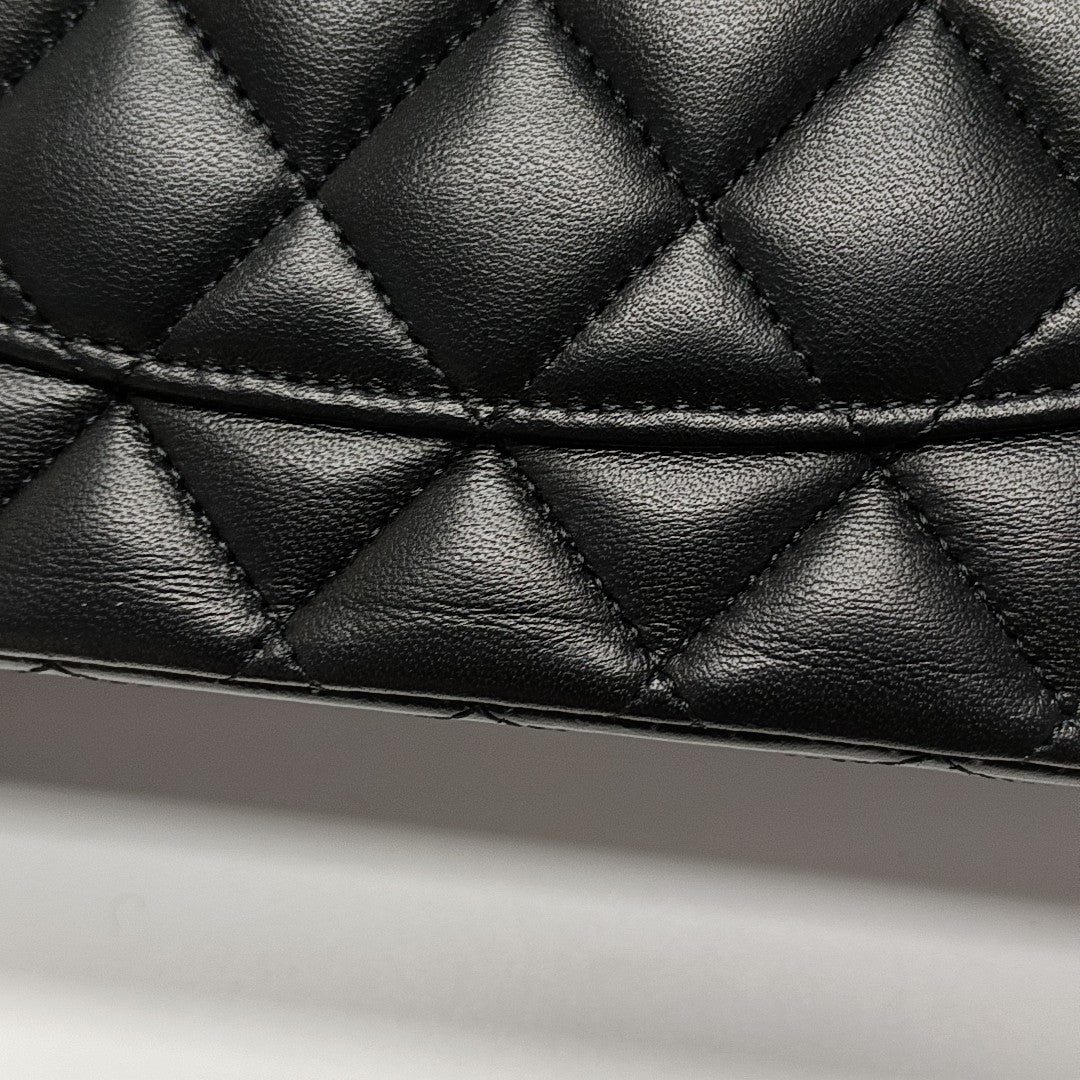CLASSIC FLAP Medium Quilted Lambskin Black
