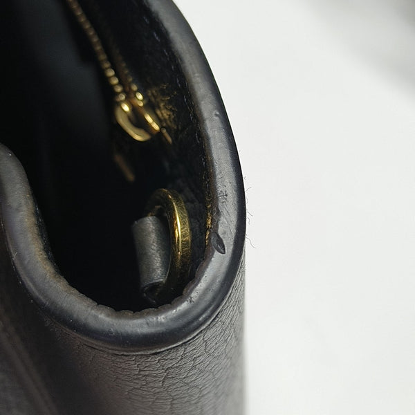 Authenticated pre-owned  CAPUCINES MM Calfskin Black - Shoulder Bag at Looply