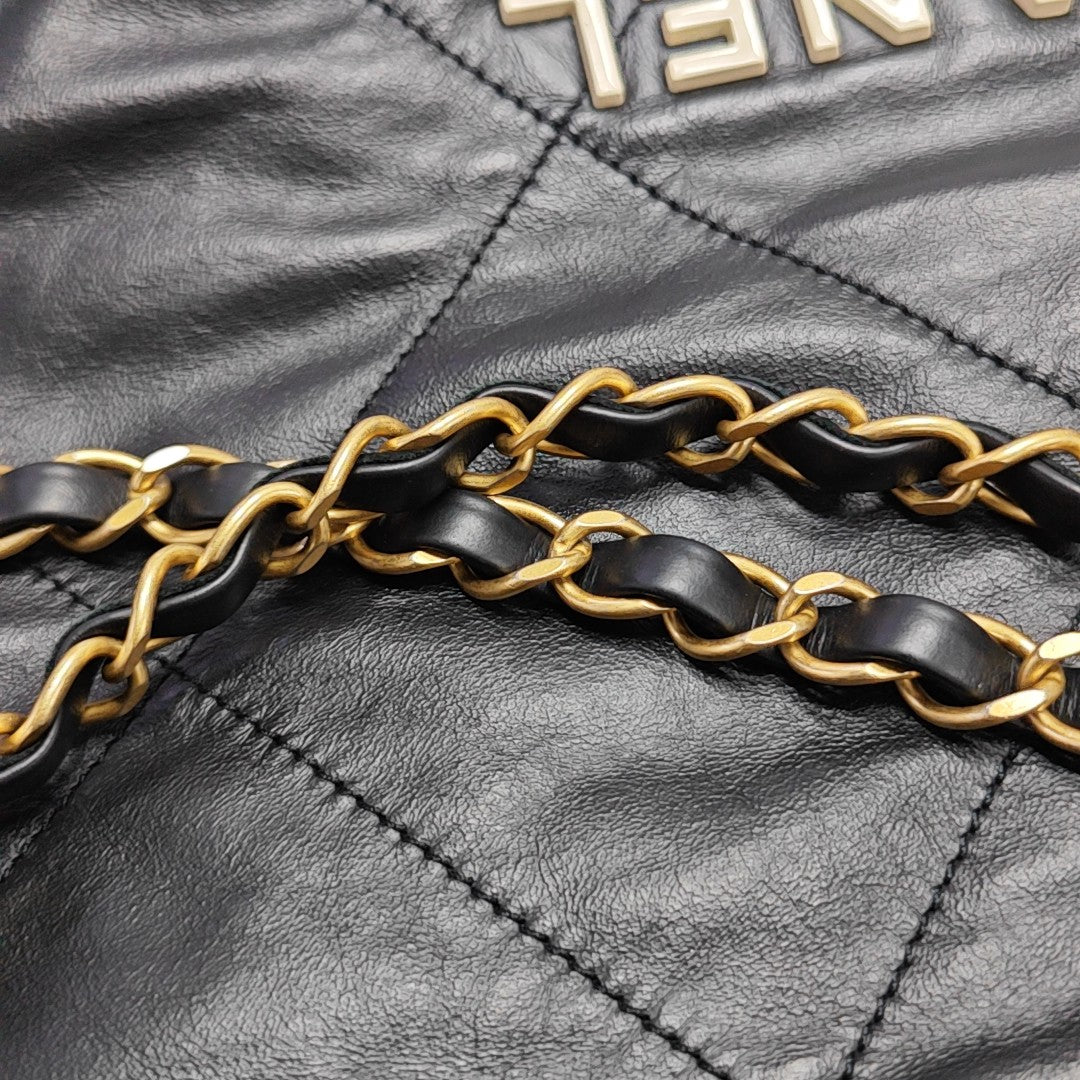 CHANEL 22 Medium Quilted Calfskin Black