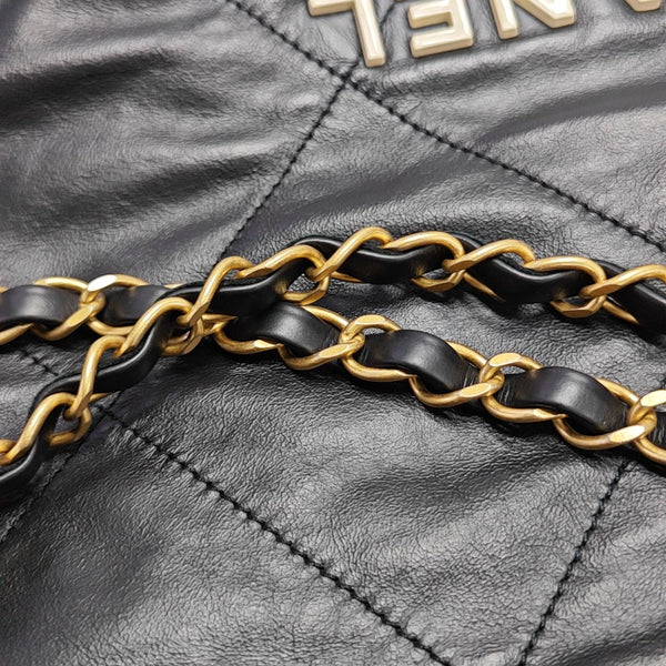 CHANEL 22 Medium Quilted Calfskin Black