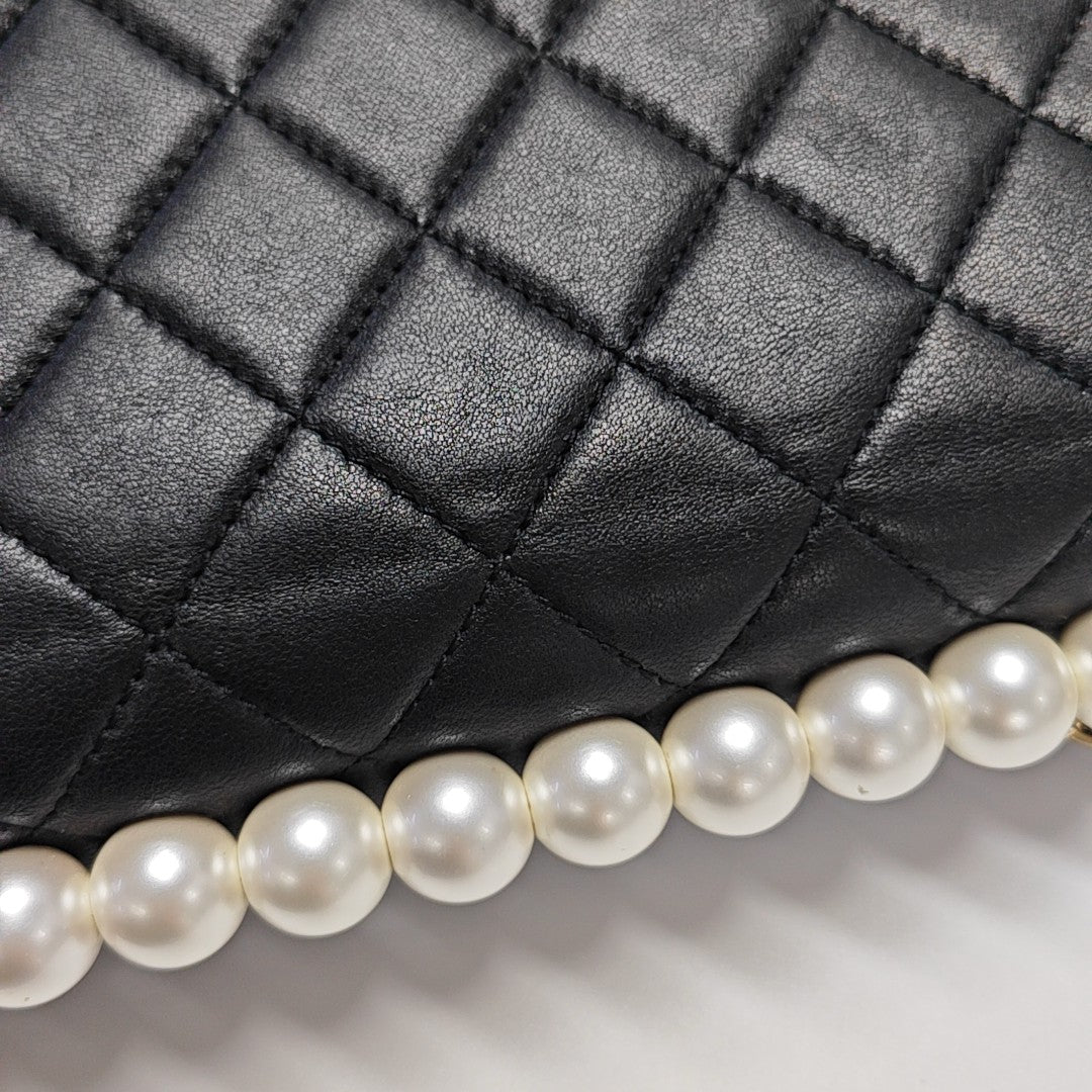 CLASSIC VERTICAL PEARL Medium Quilted Lambskin Black