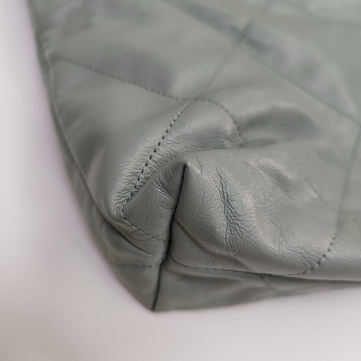 CHANEL 22 Medium Quilted Calfskin Green