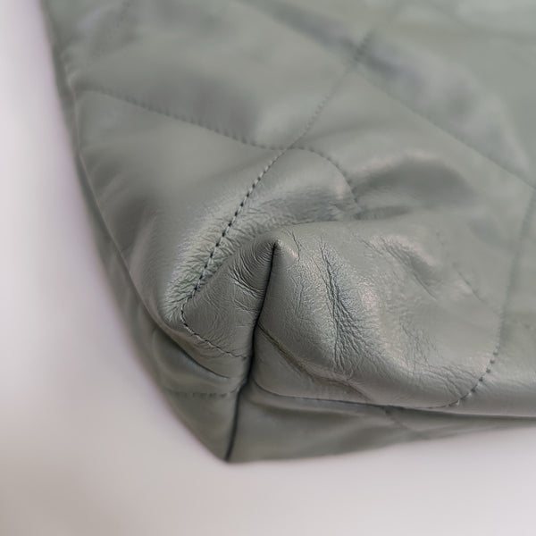 CHANEL 22 Medium Quilted Calfskin Green