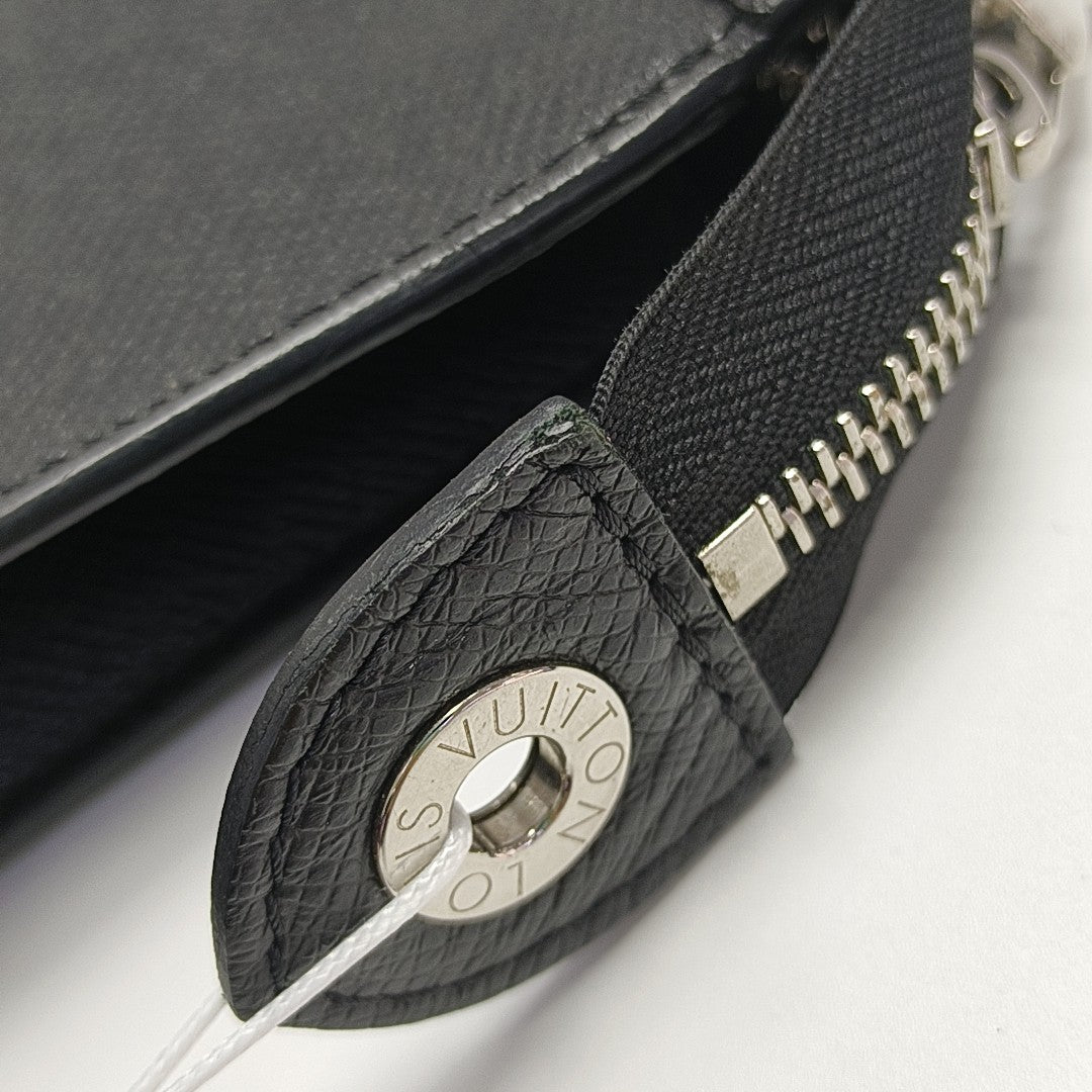Pochette Voyag MM Calfskin Black