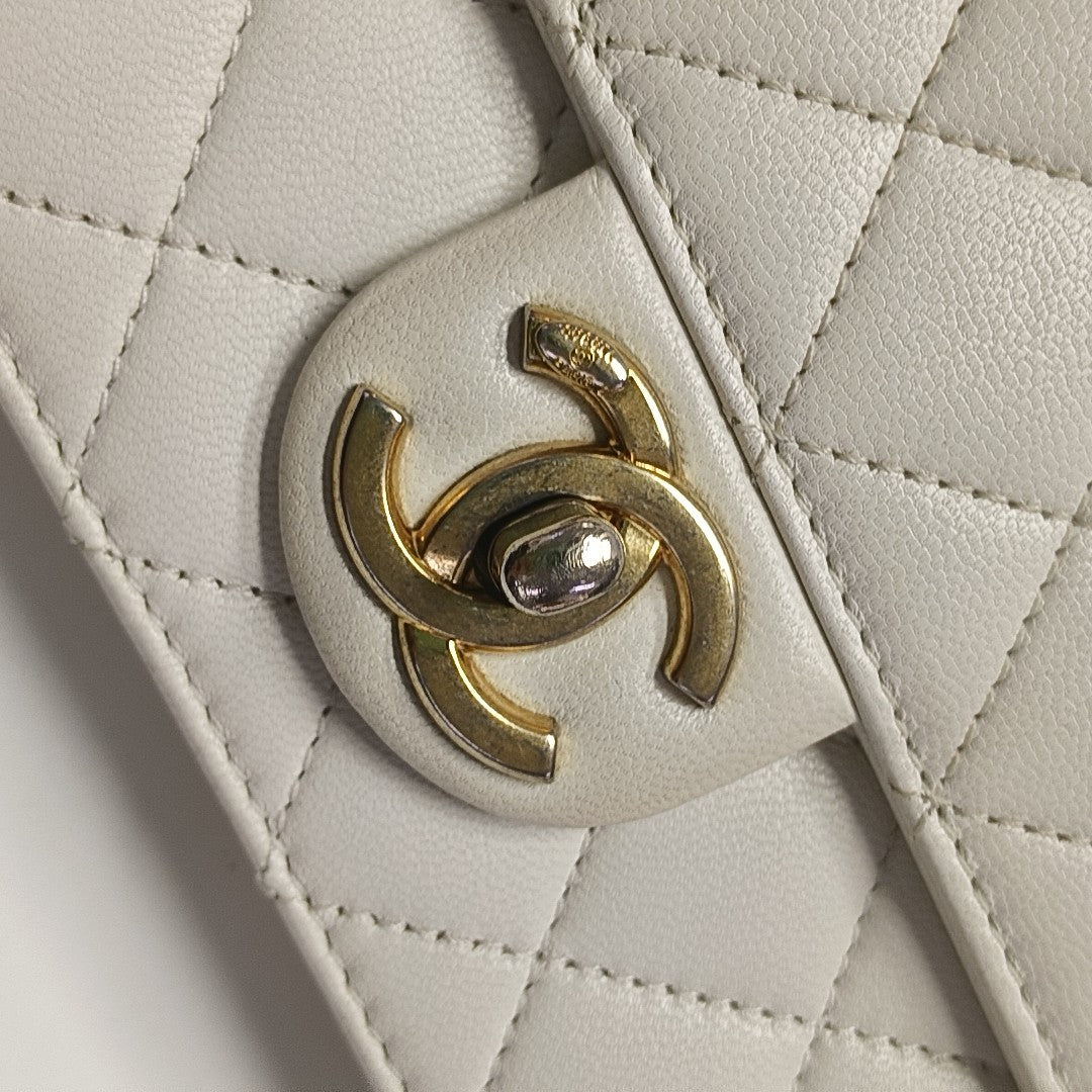 CLASSIC VERTICAL PEARL Quilted Lambskin White