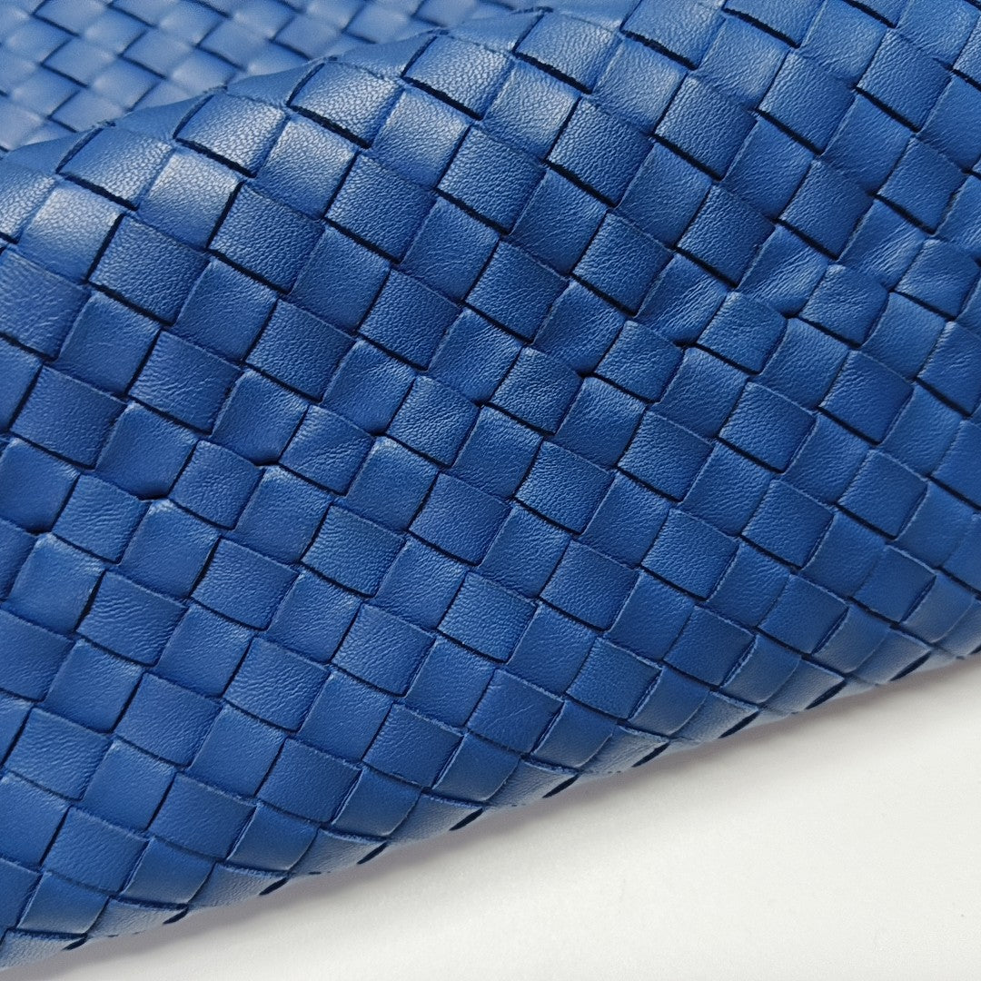 Cesta de piel de cordero azul