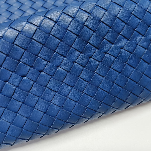Cesta de piel de cordero azul