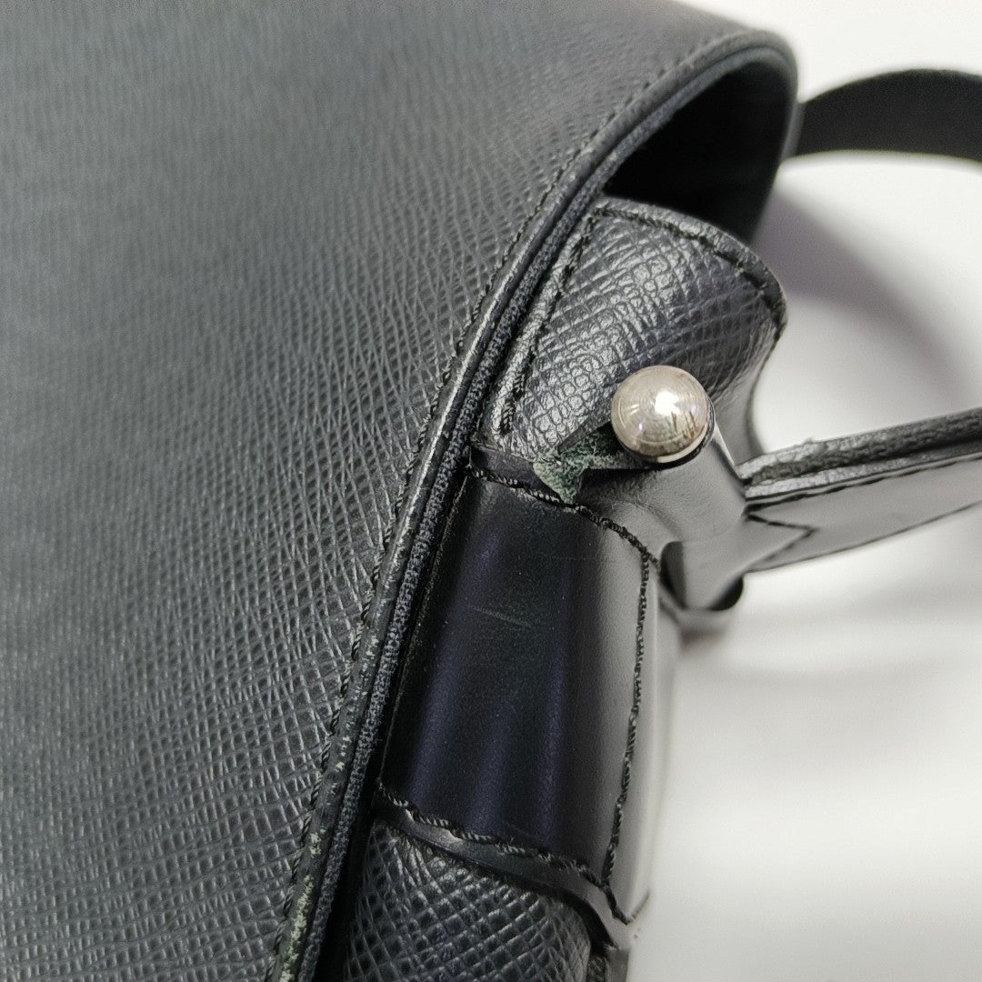 VIKTOR Calfskin Black