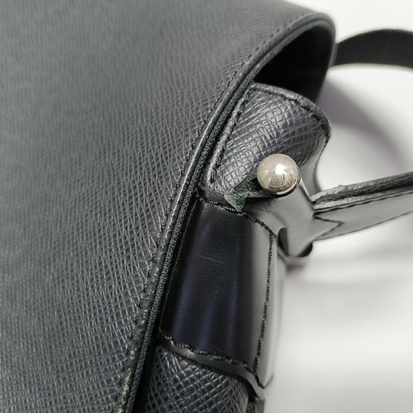 VIKTOR Calfskin Black