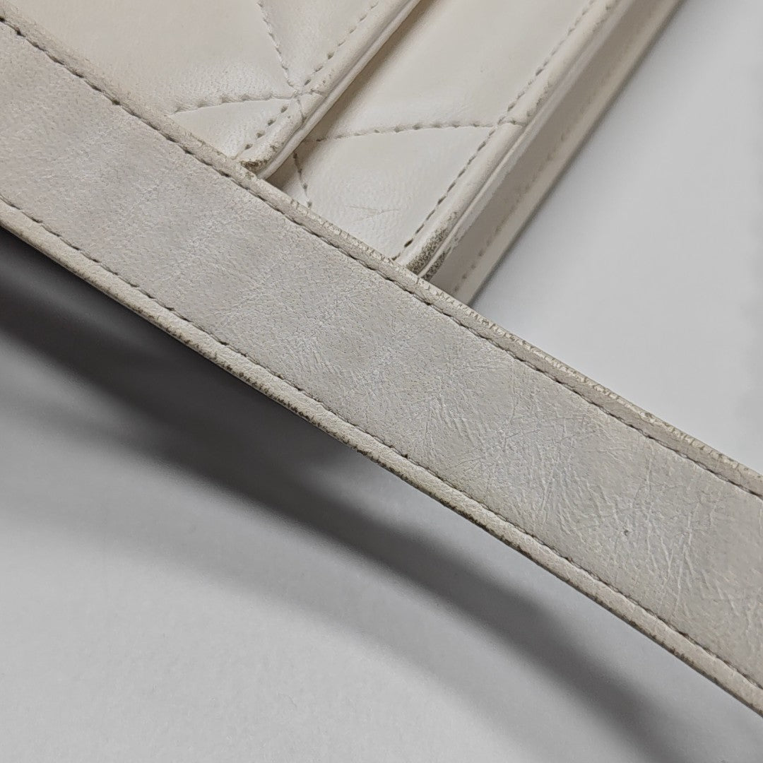 CHANEL 19 Piel de Cordero Acolchada Blanca