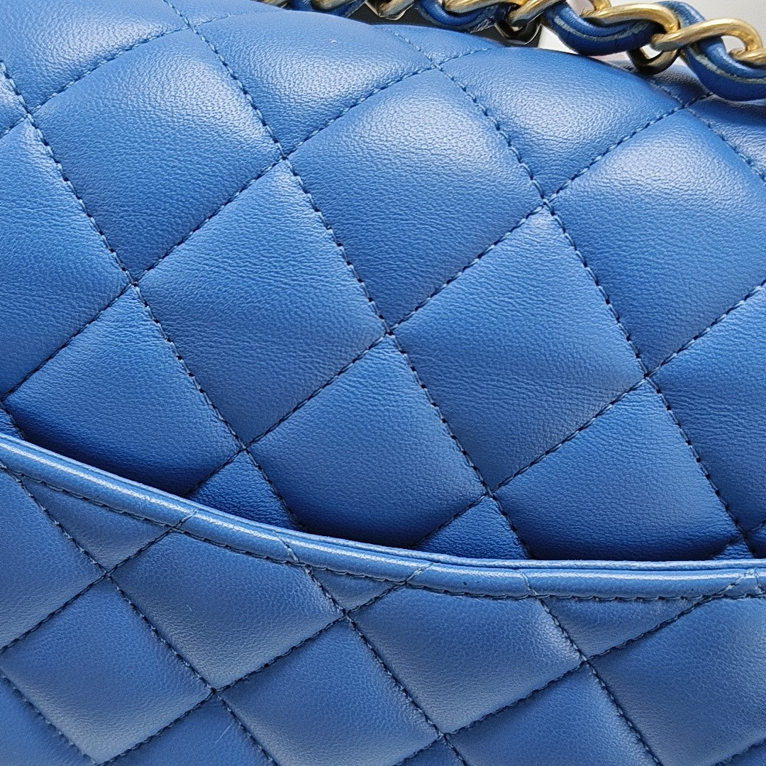 CLASSIC FLAP Medium Quilted Lambskin Blue