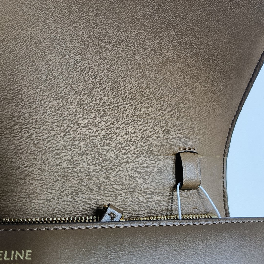 CLASSIC BOX Medium Calfskin Brown