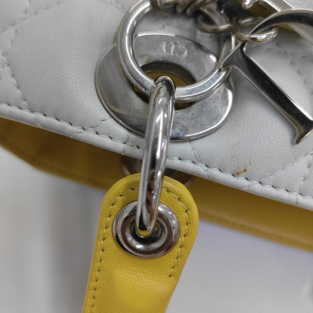 Bolso Lady Dior Mediano de Piel de Cordero Acolchada Gris