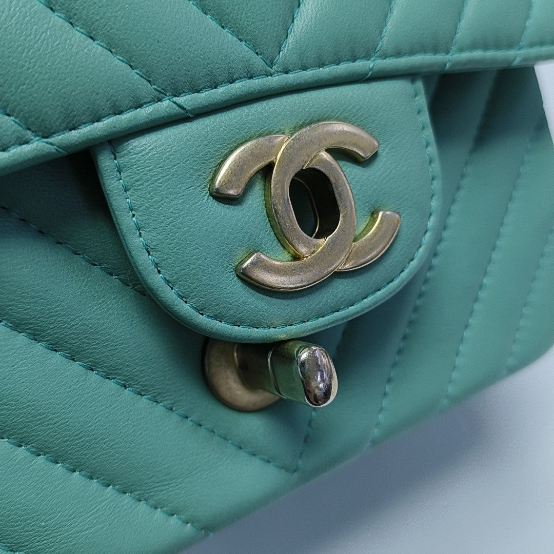 CLASSIC FLAP Mini Chevron Calfskin Green