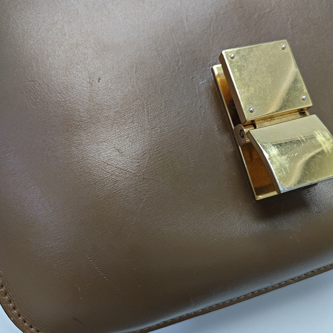 CLASSIC BOX Medium Calfskin Brown