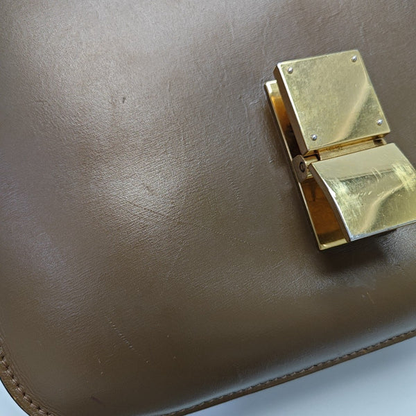CLASSIC BOX Medium Calfskin Brown
