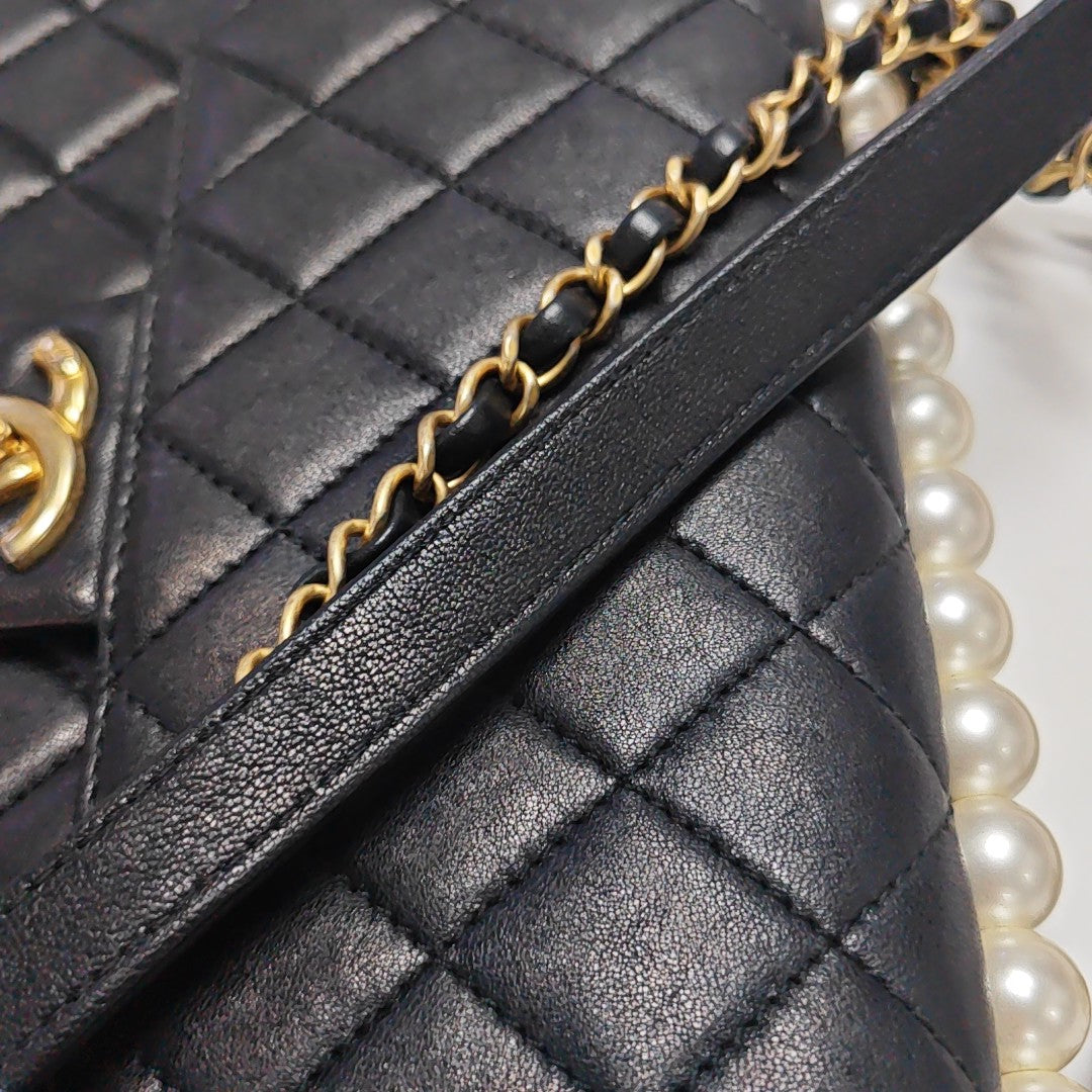 CLASSIC VERTICAL PEARL Medium Quilted Lambskin Black