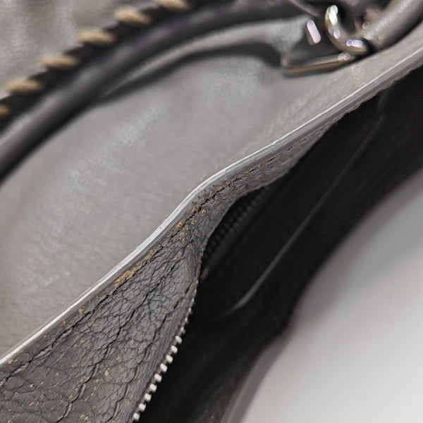 Bolso Classic Metallic Edge City Mediano de Piel de Cordero Gris