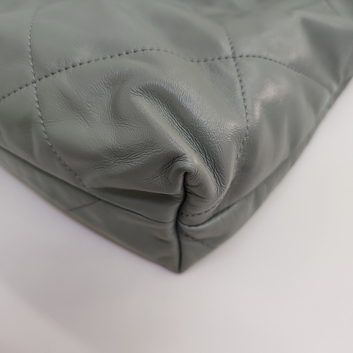 CHANEL 22 Medium Quilted Calfskin Green