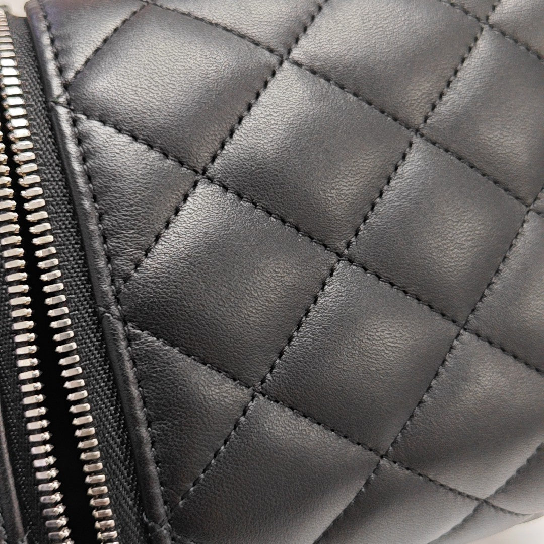 VANITY CASE Small Quilted Lambskin Black