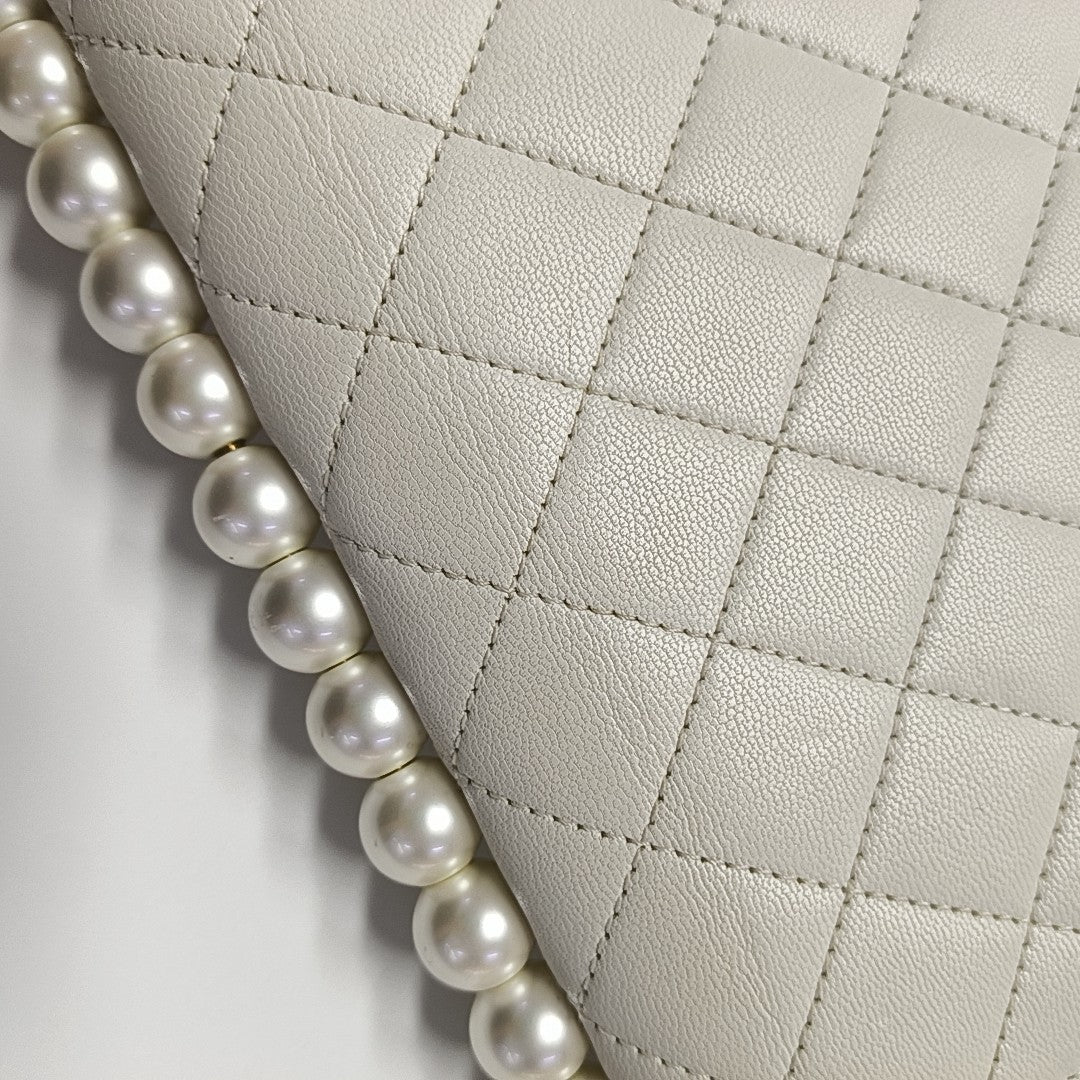 CLASSIC VERTICAL PEARL Quilted Lambskin White