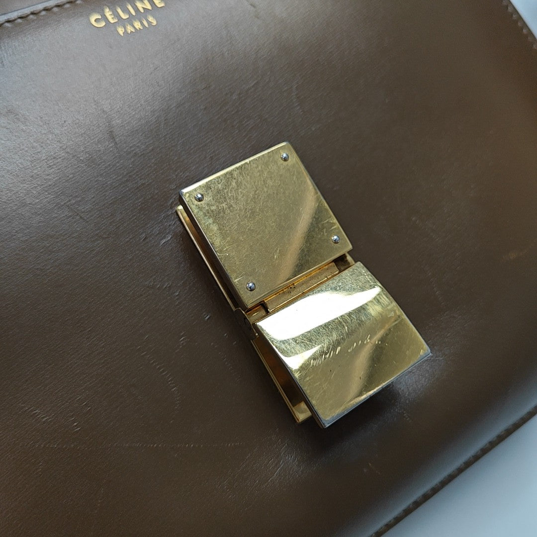 CLASSIC BOX Medium Calfskin Brown