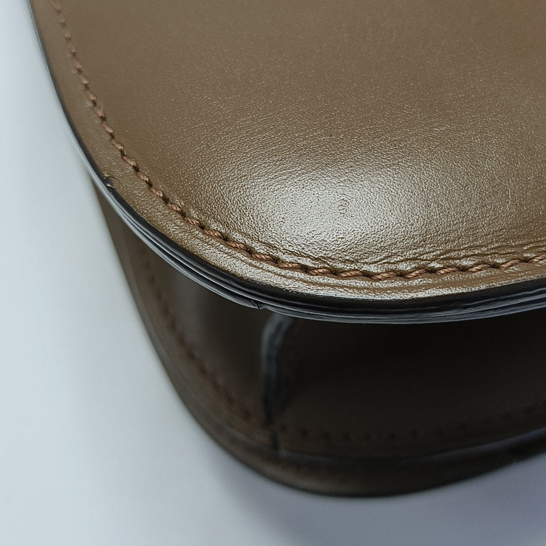 CLASSIC BOX Medium Calfskin Brown