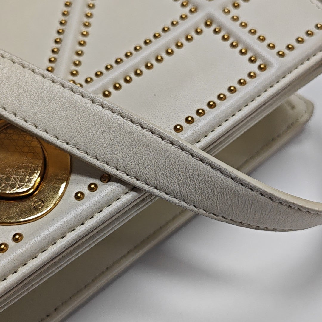 Diorama Medium Cannage Calfskin White