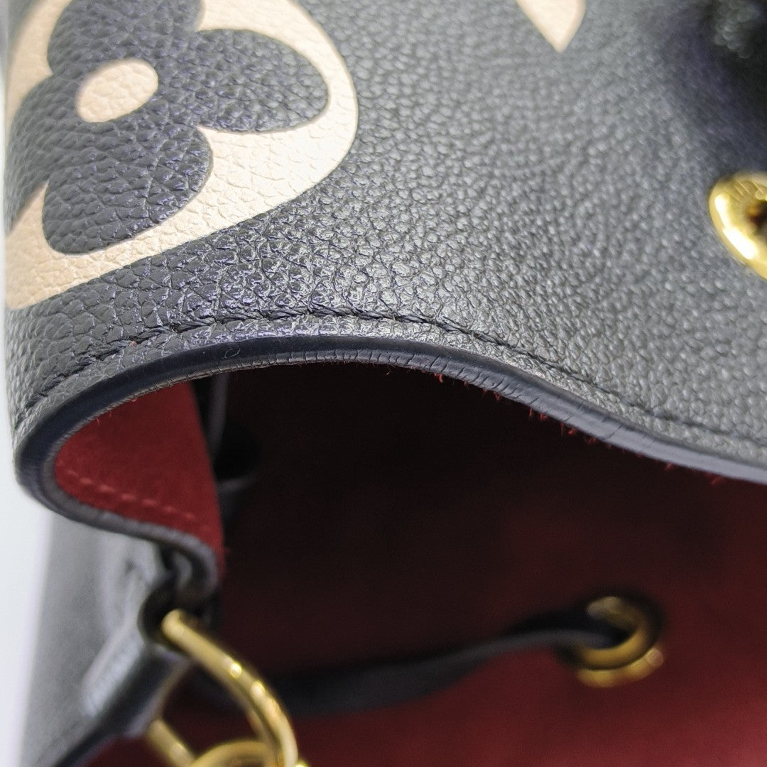 NÉONOÉ MM Calfskin Black