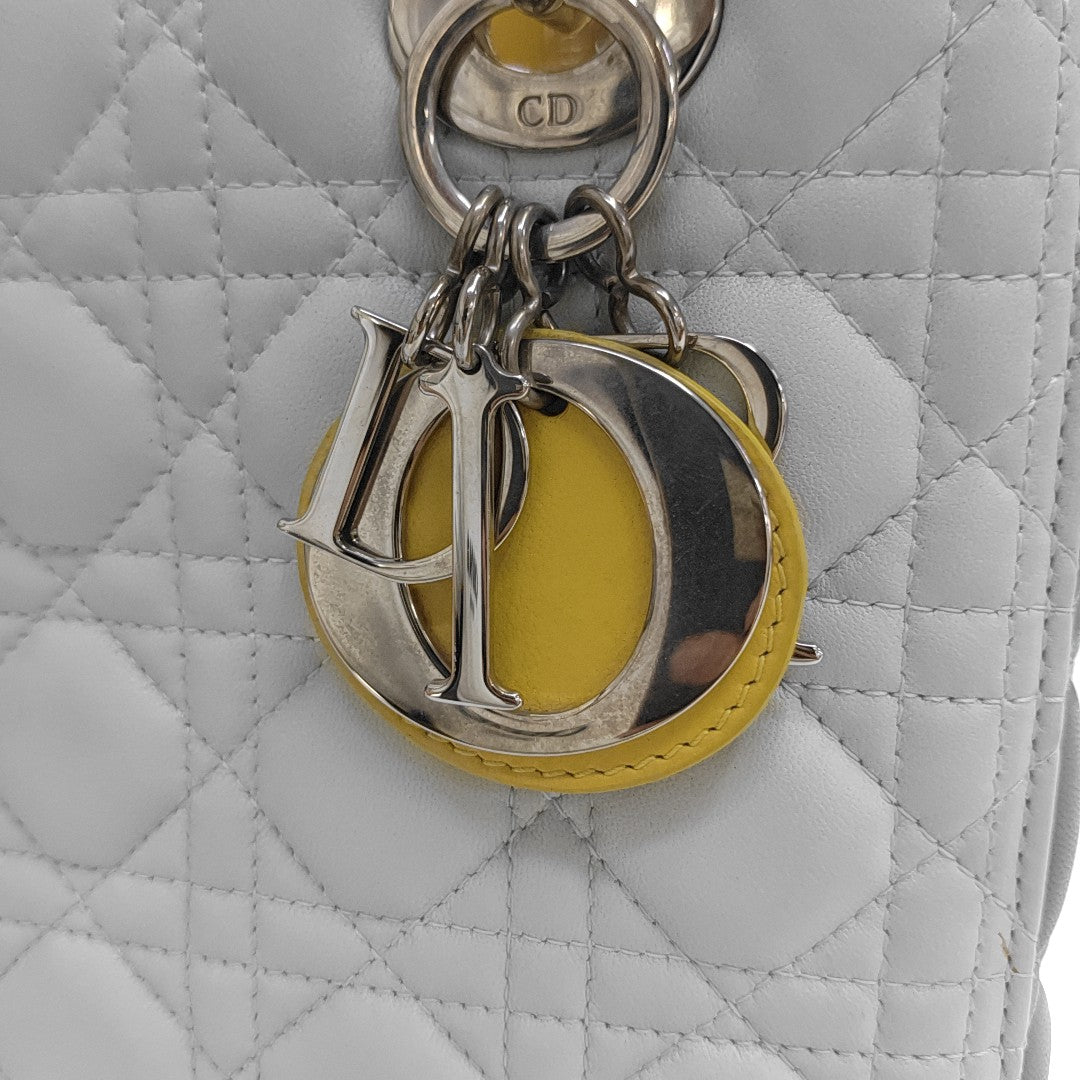 Bolso Lady Dior Mediano de Piel de Cordero Acolchada Gris