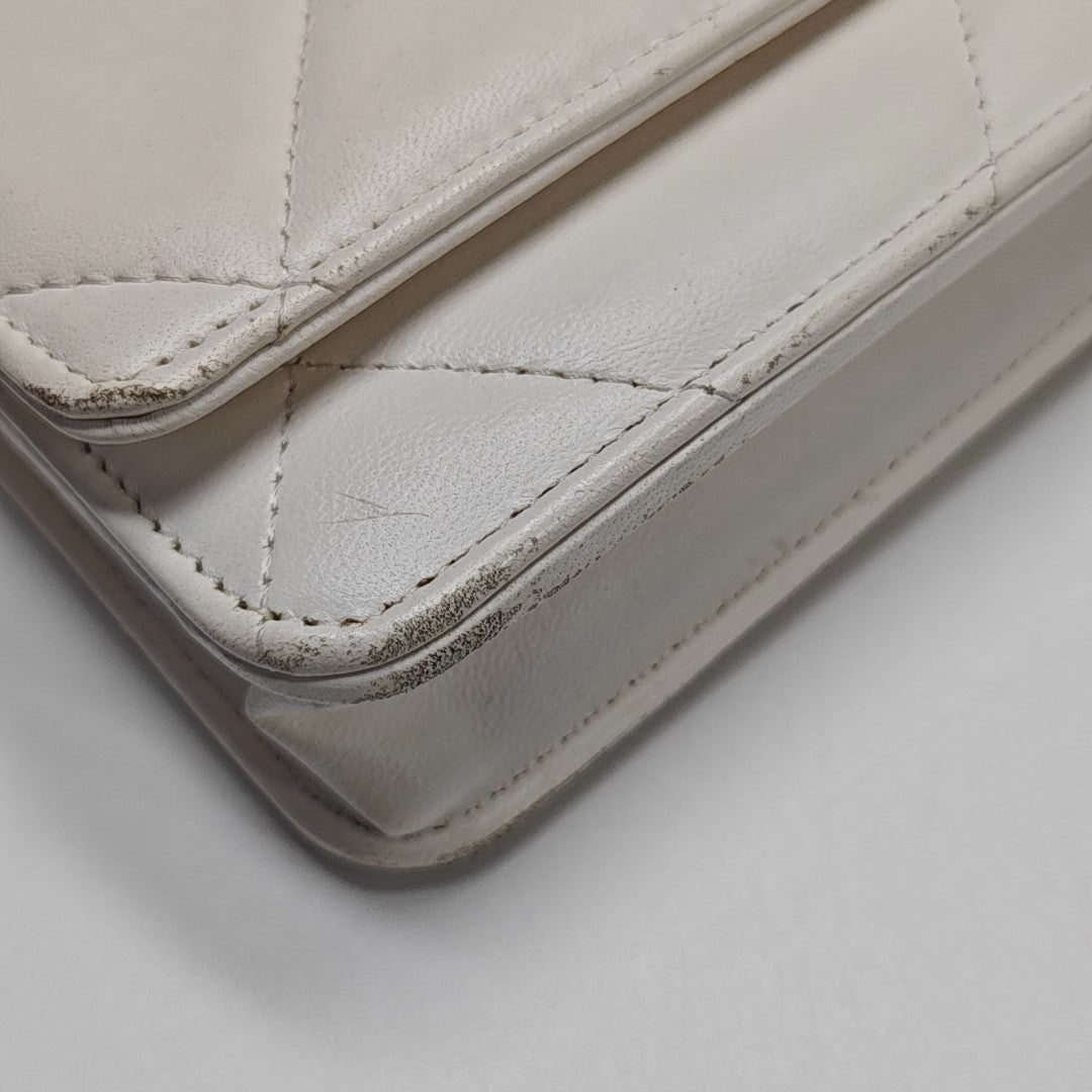 CHANEL 19 Piel de Cordero Acolchada Blanca