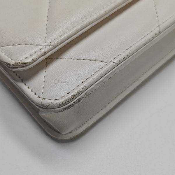 CHANEL 19 Piel de Cordero Acolchada Blanca