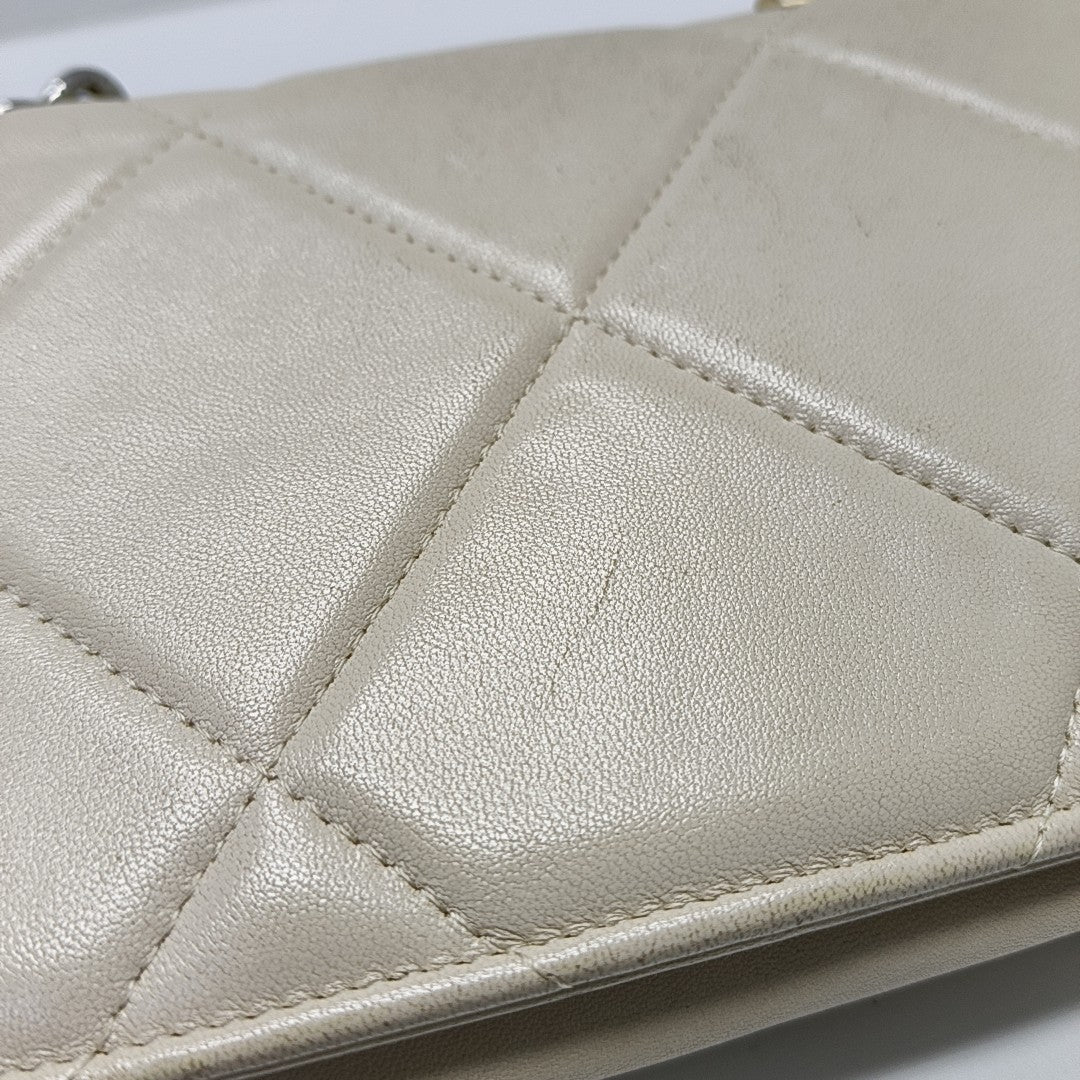 CHANEL 19 WOC Piel de cordero acolchada beige