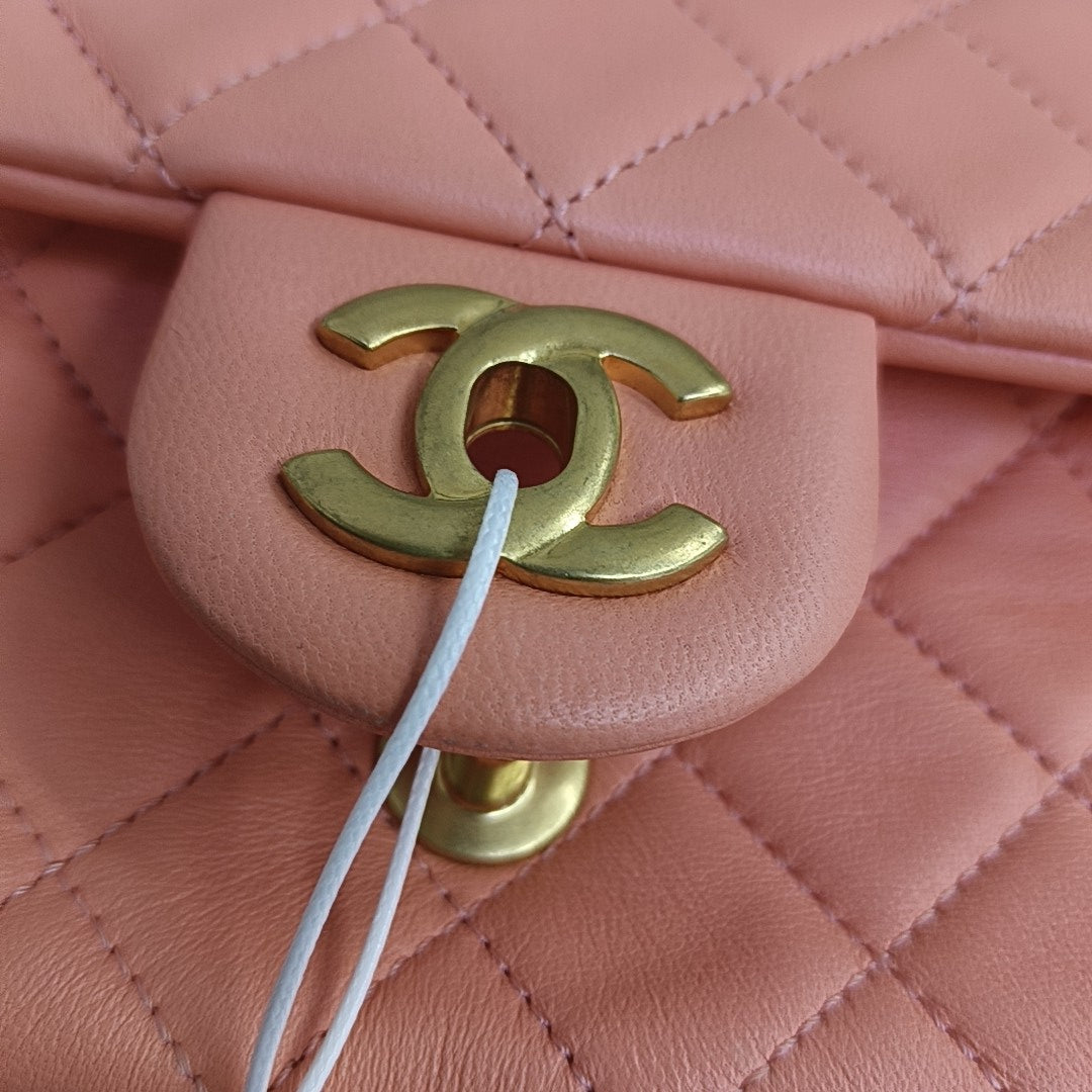 CLÁSICO CON SOLAPA Mini Piel de Cordero Acolchada Rosa