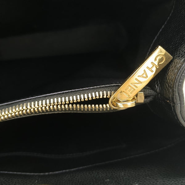 CHANEL GST Extra Grande Piel de Becerro Granulada Acolchada Negra