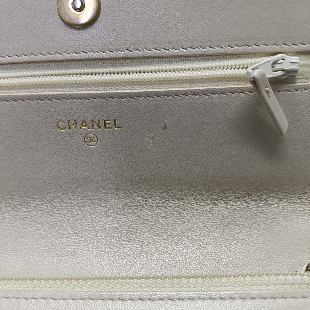 CHANEL 19 WOC Piel de cordero acolchada beige
