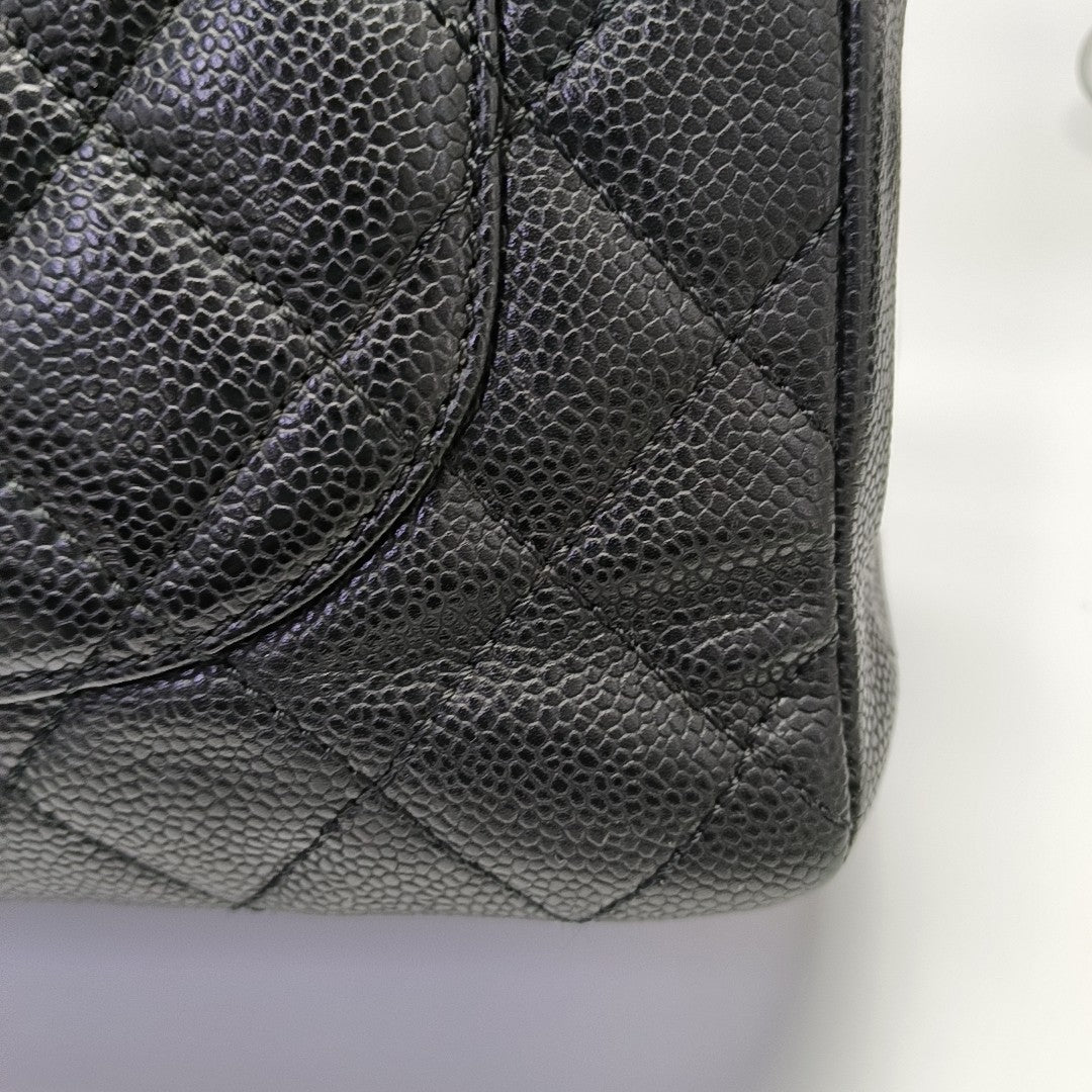 Chanel GST Large en Piel de Becerro Granulada Acolchada Negra