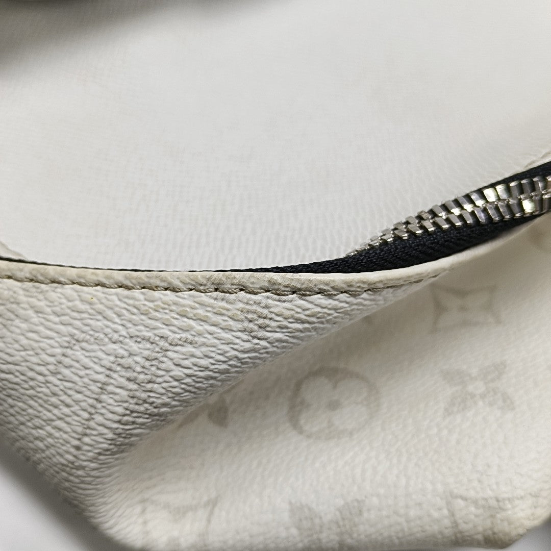 DISCOVERY PM Monogram Calfskin White