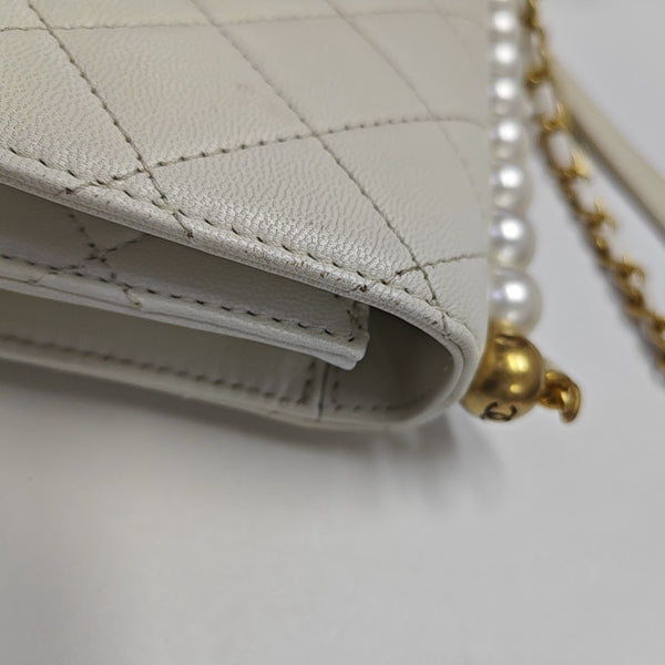 CLASSIC VERTICAL PEARL Quilted Lambskin White