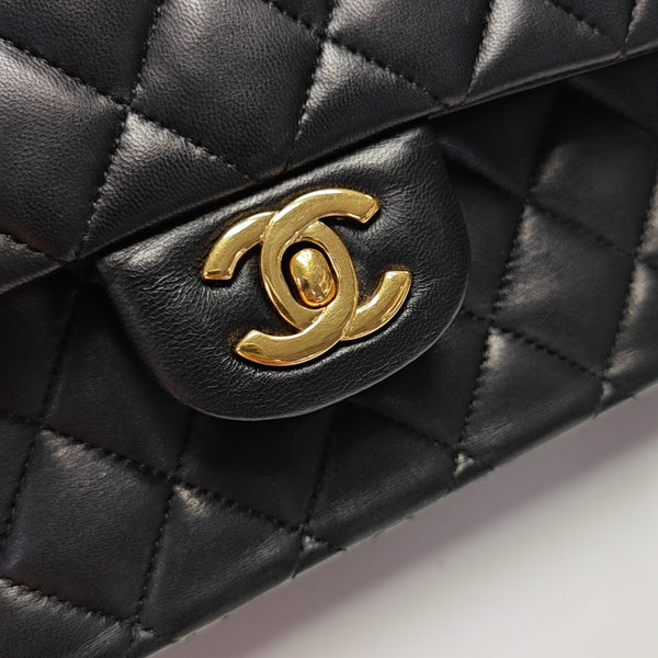 CLASSIC FLAP Medium Quilted Lambskin Black