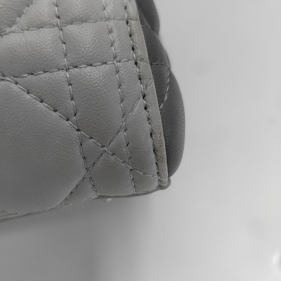 Bolso Lady Dior Mediano de Piel de Cordero Acolchada Gris
