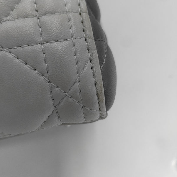Bolso Lady Dior Mediano de Piel de Cordero Acolchada Gris