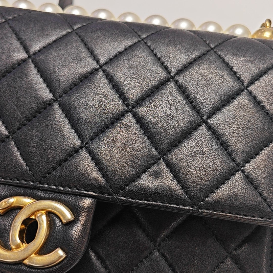 CLASSIC VERTICAL PEARL Medium Quilted Lambskin Black